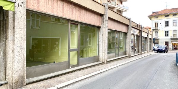AMPIO NEGOZIO CON VETRINE IN CENTRO BIELLA