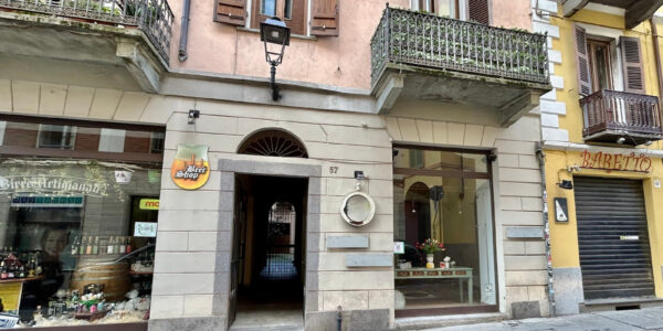 NEGOZIO NEL CENTRO DI BIELLA CON VETRINA FRONTE STRADA
