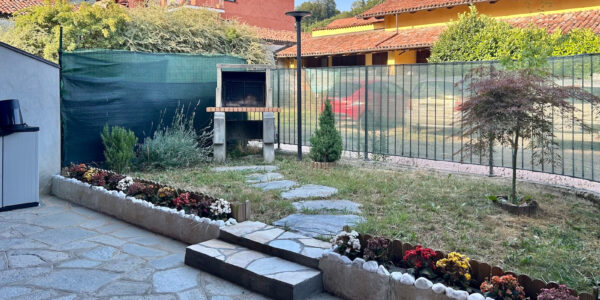 VILLETTA A SCHIERA CON GIARDINO PRIVATO