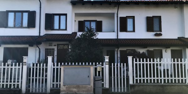 CASA A SCHIERA CON DOPPIA AUTORIMESSA