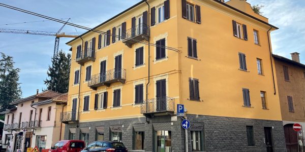 NEGOZIO CON UFFICIO E VETRINE FRONTE STRADA