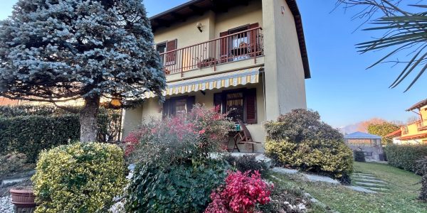 CASA INIZIO SCHIERA CON GIARDINO E AUTORIMESSA