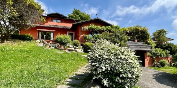 ELEGANTE VILLA CON GIARDINO E VISTA PANORAMICA