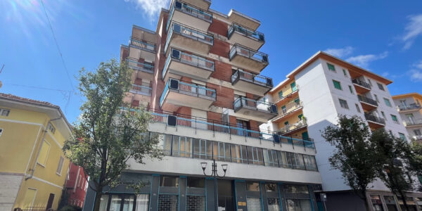 UFFICIO DI AMPIA METRATURA IN CENTRO COSSATO