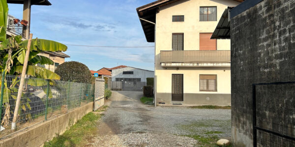 CASA BIFAMILIARE CON GIARDINO E AUTORIMESSE