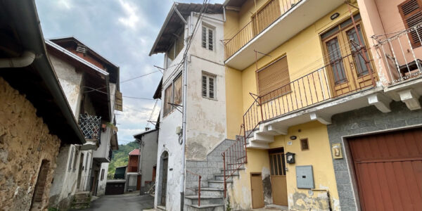 CASA DI CORTE DA RISTRUTTURARE A SOPRANA