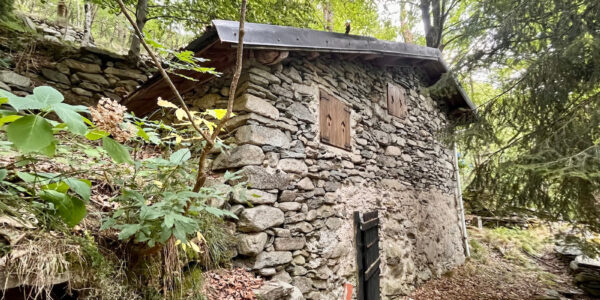 CARATTERISTICA BAITA DA RISTRUTTURARE CON TERRENO