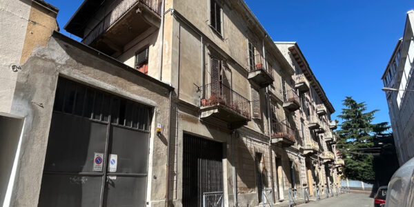 INTERO STABILE CON ANNESSO AMPIO MAGAZZINO